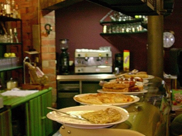 La barra del bar con fuentes de tapas