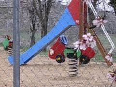 Parque infantil con tobogán azul